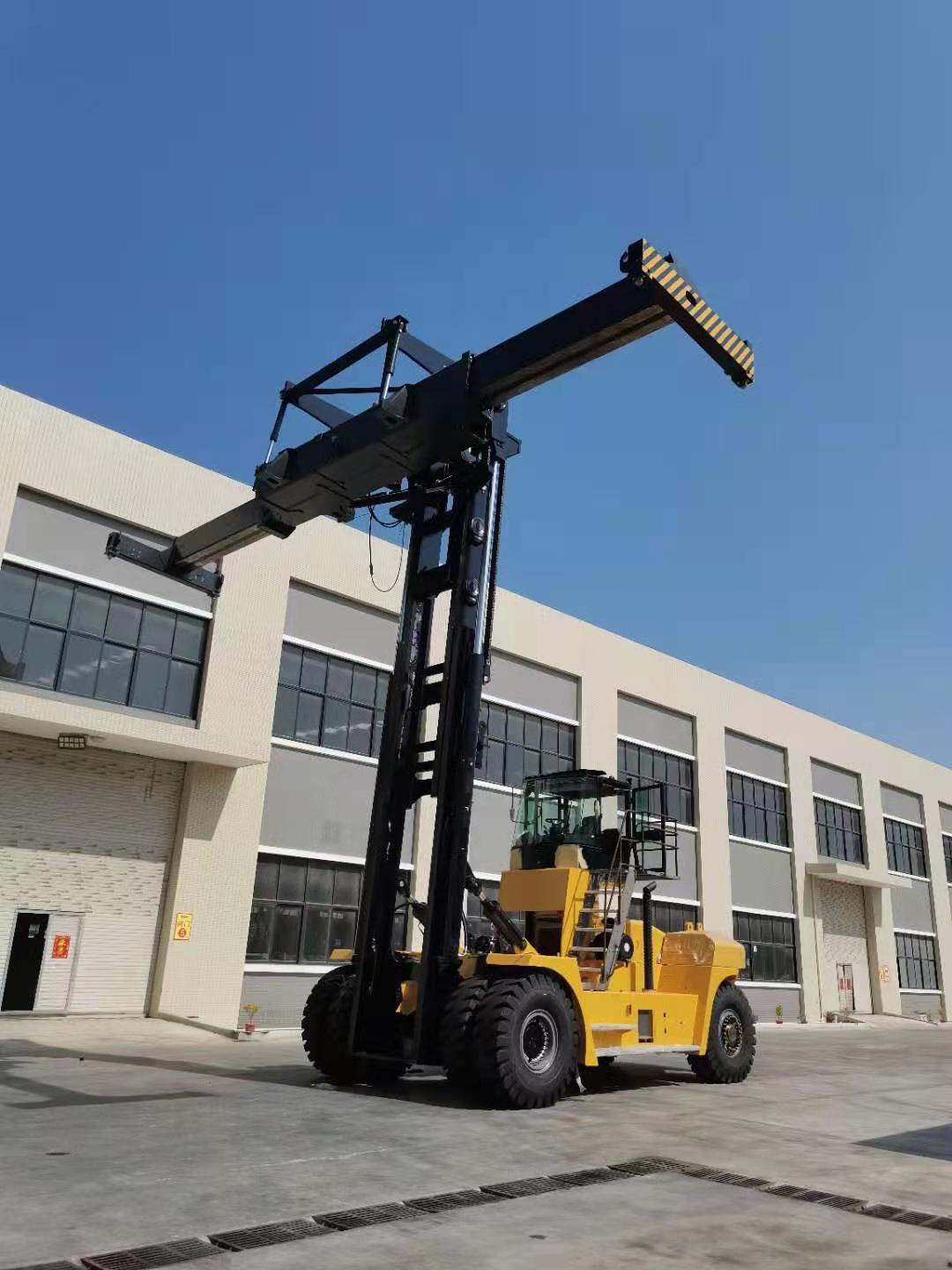 45t forklift with spreader.jpg