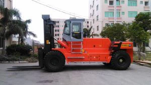 Вилочный погрузчик внутреннего сгорания грузоподъемностью 35 тонн