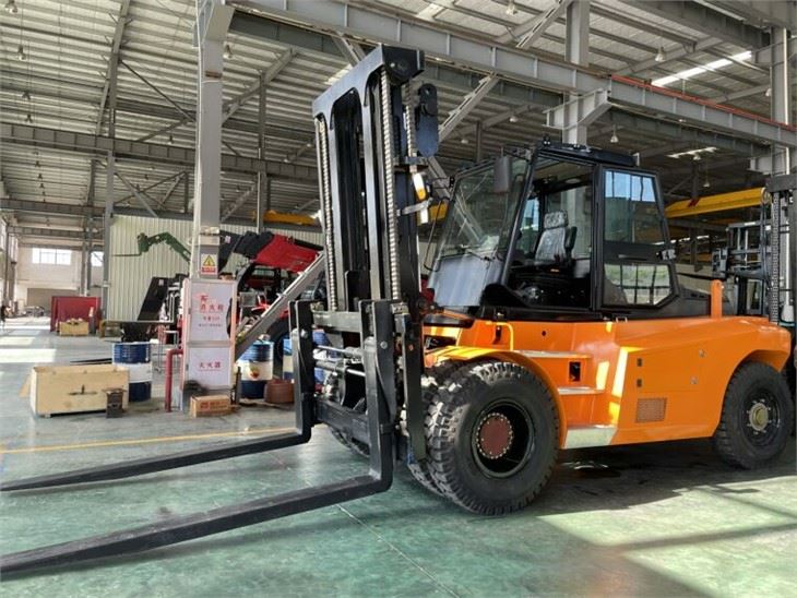 16-тонный компактный вилочный погрузчик Socma Machine