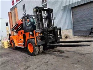 16-тонный вилочный погрузчик в сочетании с кастетным краном